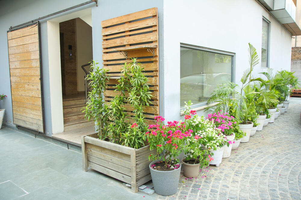 Produktionspartner – Außenbereich – Eingang mit Pflanzen