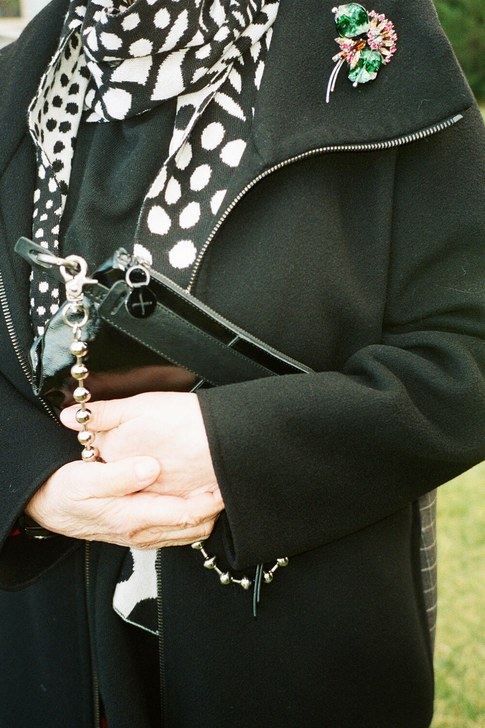 Brigitte Winkler mit kleiner Tasche von INA KENT X.MOG ed.1 patent black