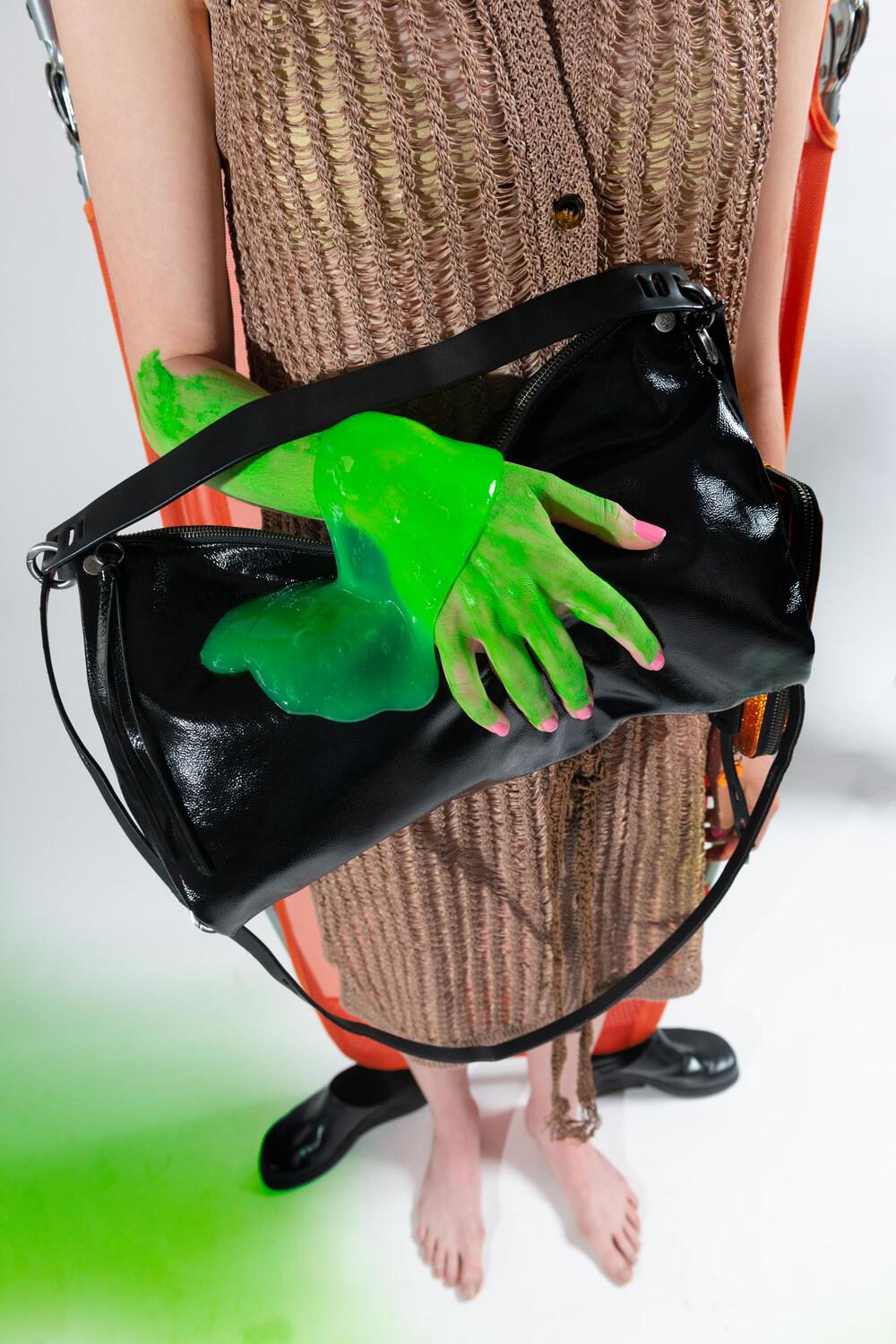 Schultertasche DINKUM ed.2 patent black