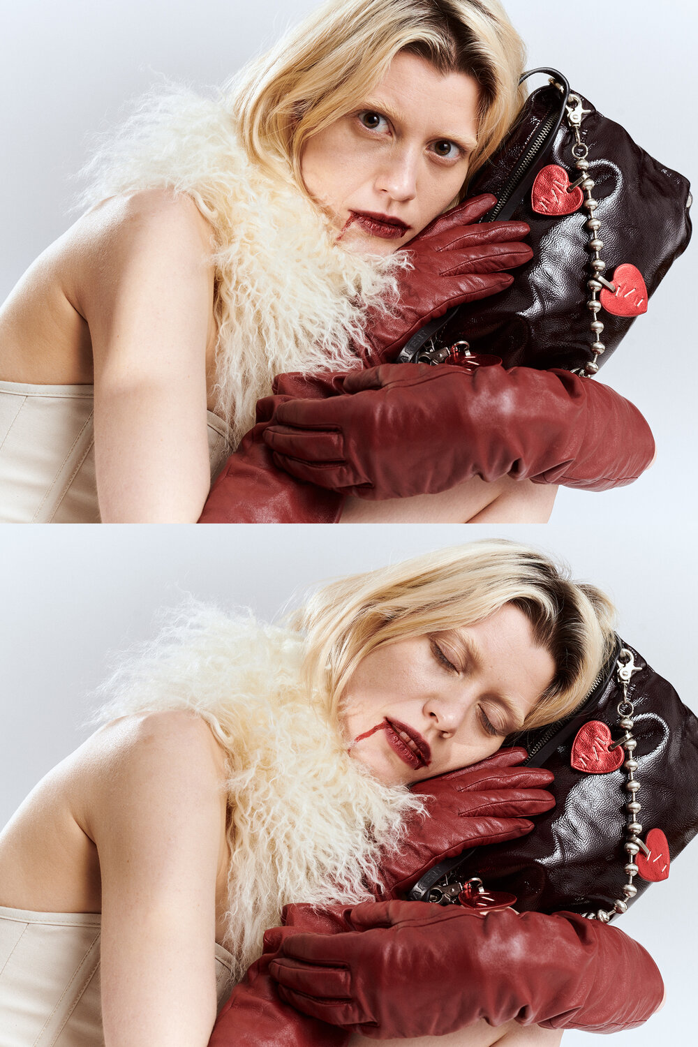 Eine Frau mit roten Handschuhen und weißem Federschal stützt ihren Kopf auf eine schwarze Handtasche von INA KENT, die mit roten Herzanhängern verziert ist; ihre Augen sind im oberen Bild geöffnet und im unteren Bild geschlossen.
