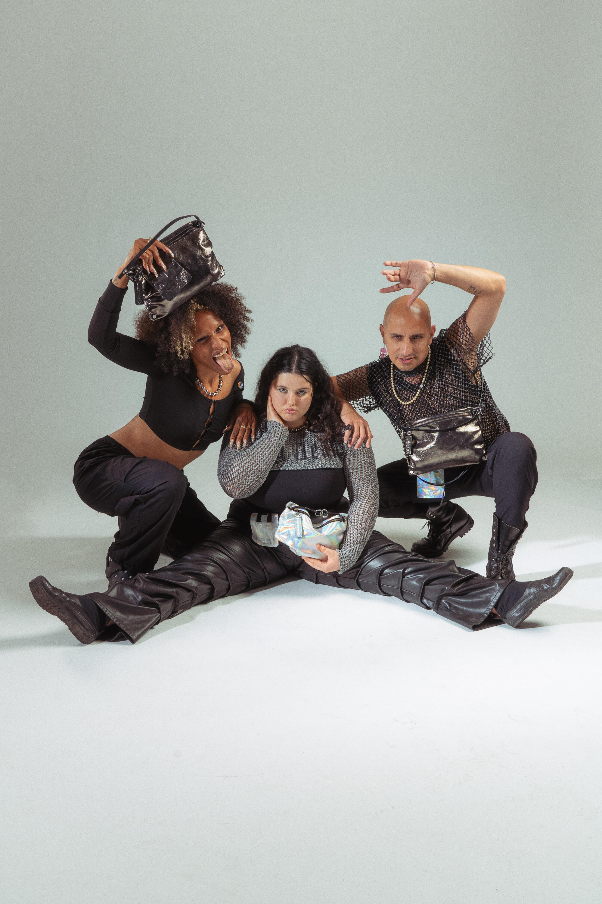 INA KENT sweet16 Kampagne: Drei Models mit unterschiedlichen Taschen aus der Kollektion, aus hellem, schimmerndem Leder und dunklem Leder