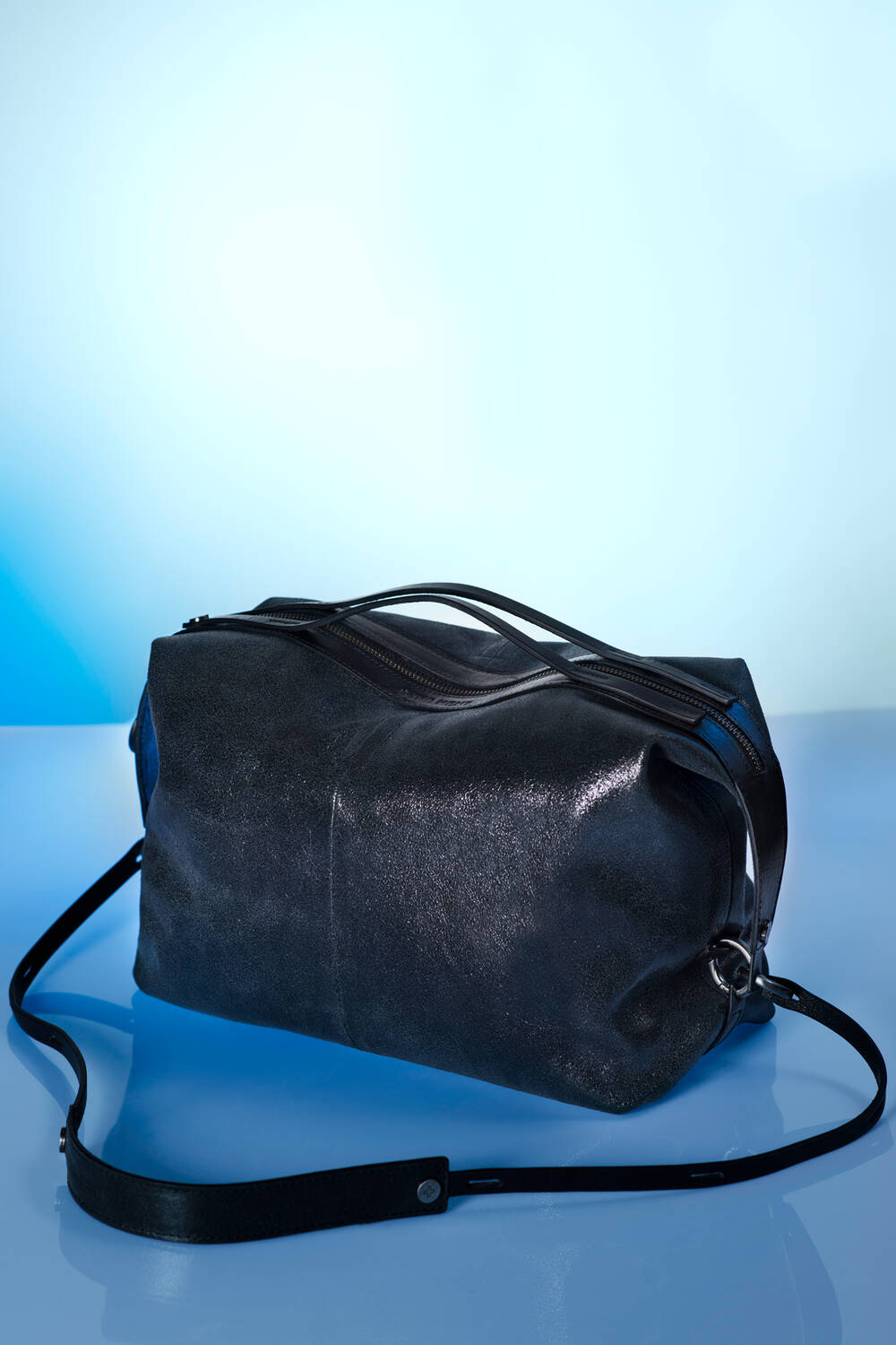 INA KENT-Handtasche DELA YIN ed.1 in crackled onyx – glänzend-schwarzes Leder