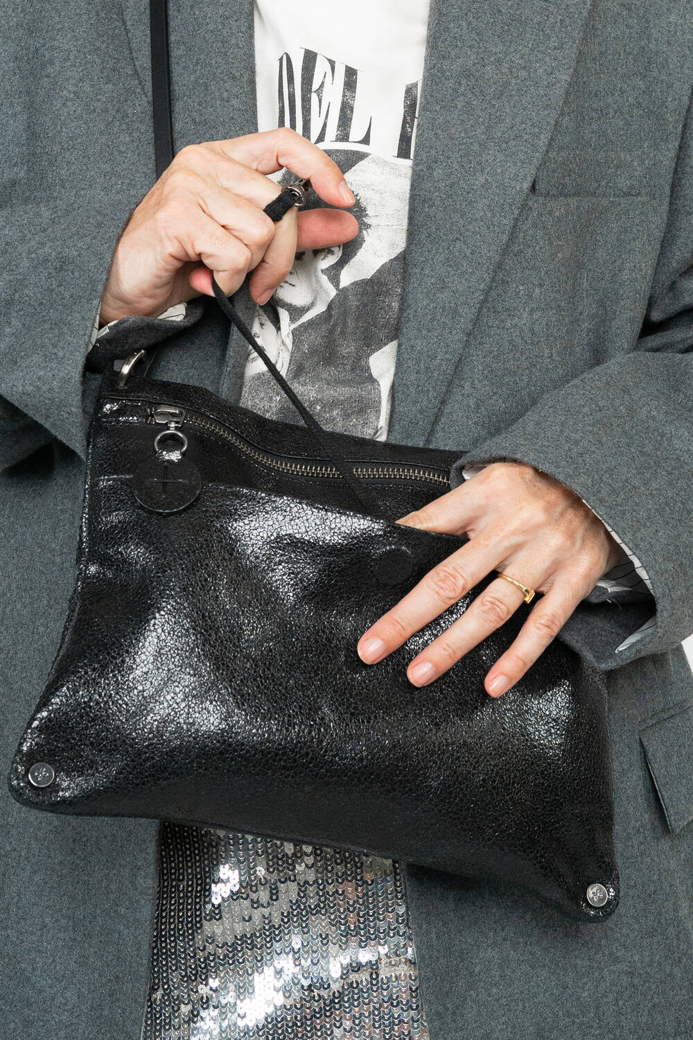 INA KENT-TASCHE MOONSTRUCK ed.1 in film noir – getragen als crossbody bag