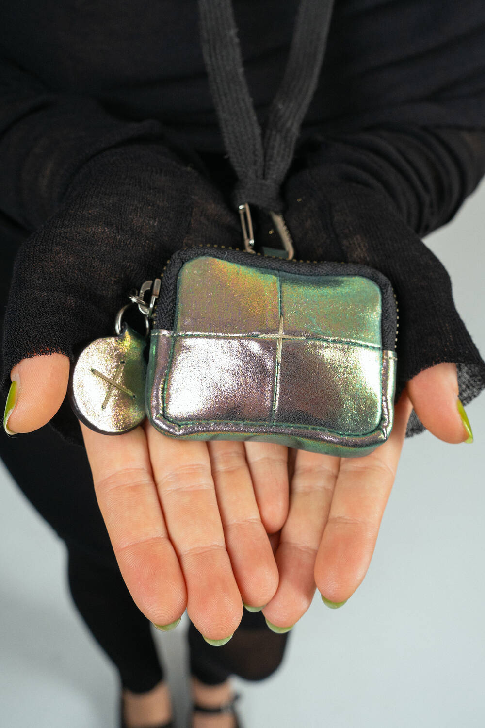 Airpodcase X.LIO ed.1 in metallic rose "two-tone leafy rose" in der Hand gehalten