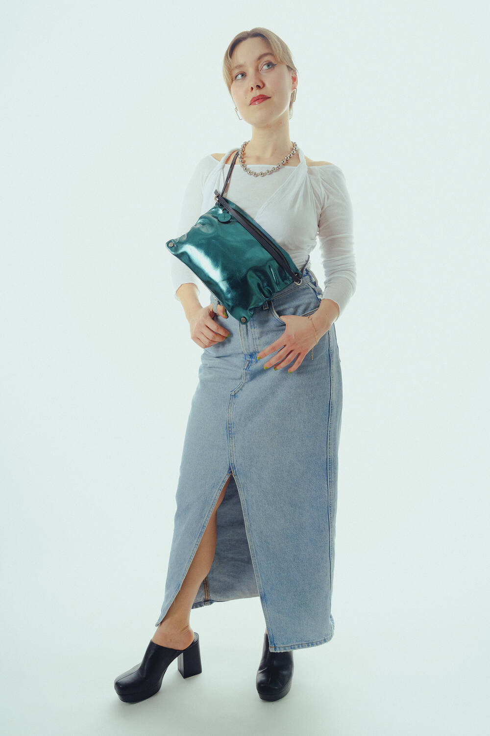 MOONLIT ed.1 dark teal als Umhängetasche getragen