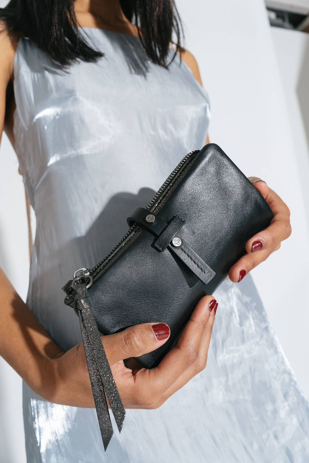 Frau hält mit beiden Händen eine Chiefy ed.1 Geldtasche und zeigt diese in die Kamera 