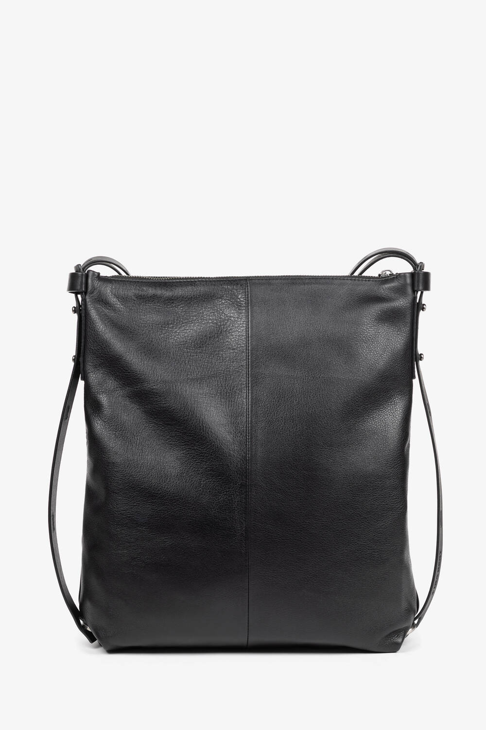 "INA KENT Tasche AMPLE ed.2 in natural true black Leder. Die Rückseite zeigt das schlichte Design mit durchgehender, minimalistisch genähter Lederoberfläche und seitlichen Ösen für den Schulterriemen. 