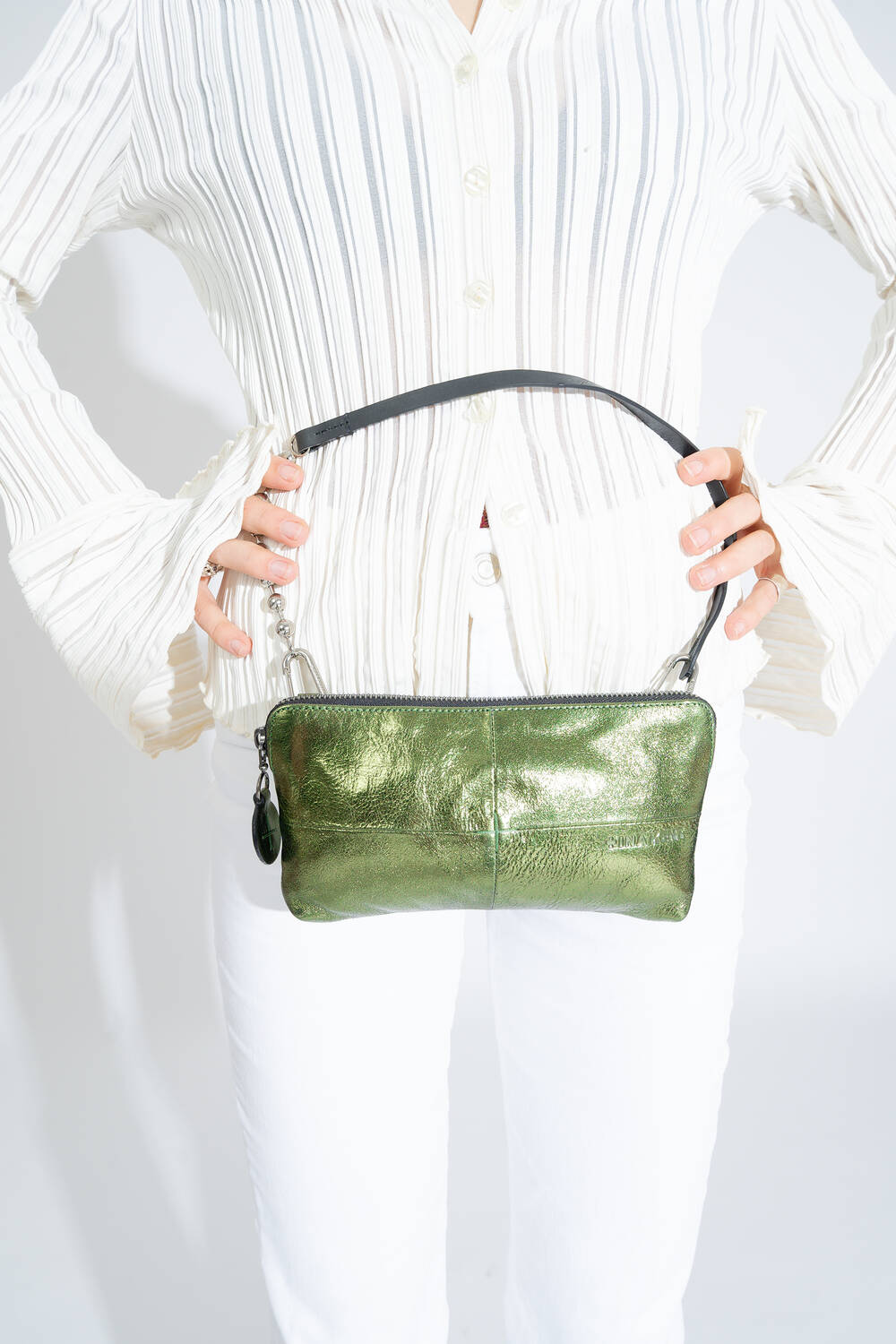 INA KENT Tasche IVIET ed.3 in crackled guacamole, locker in den Händen gehalten.