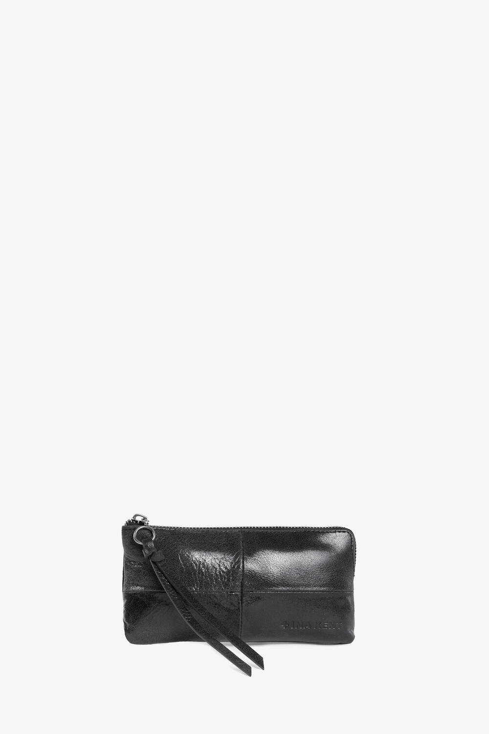 Die schwarze Leder-Clutch-Geldbörse INA KENT besticht durch ein schlankes Design mit Handschlaufe und Reißverschluss, das sich elegant vor einem schlichten weißen Hintergrund abhebt.