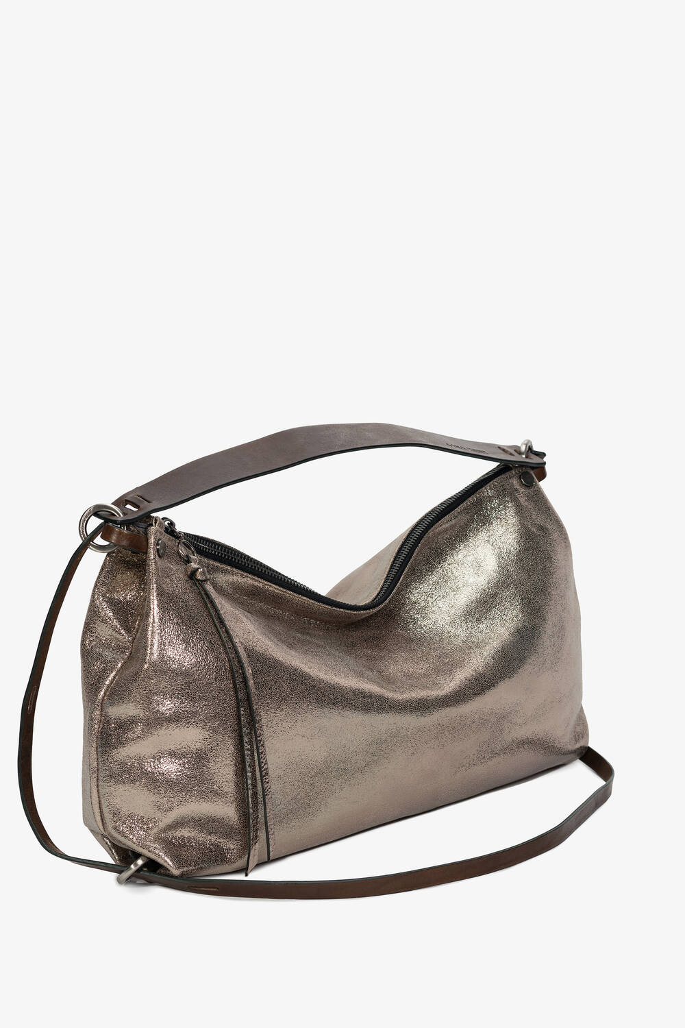 Die metallisch-silberne Handtasche von INA KENT besticht durch eine glatte Textur, ergänzt durch einen dunklen, verstellbaren Schultergurt und einen Reißverschluss – alles vor einem makellos weißen Hintergrund.