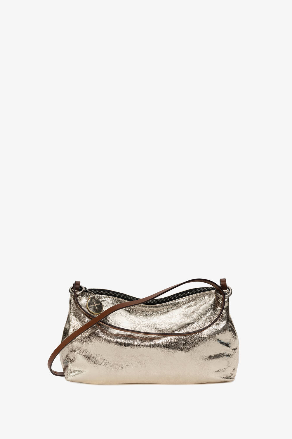 Die INA KENT Handtasche in Metallic-Gold besticht durch ihre knittrige Textur, einen schmalen braunen Lederriemen und einen runden Logo-Anhänger am Griff. Dieses elegante Accessoire ist mit einem sicheren Reißverschluss ausgestattet und verbindet schickes Design mit Funktionalität.