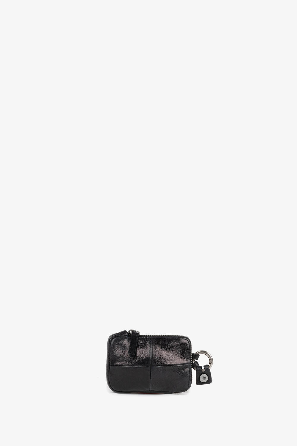 Diese kleine schwarze Ledertasche von INA KENT verfügt über einen Reißverschluss und einen Schlüsselringaufsatz und setzt sich elegant vor einem schlichten weißen Hintergrund ab.