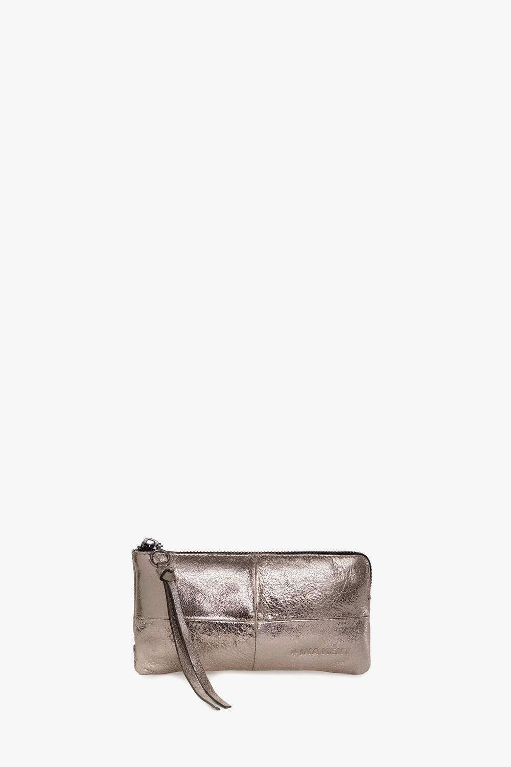 Die Clutch aus metallisch bronzefarbenem Leder von INA KENT mit Handschlaufe zeigt einen dezent geprägten Text und verbindet mühelos Eleganz und Stil.