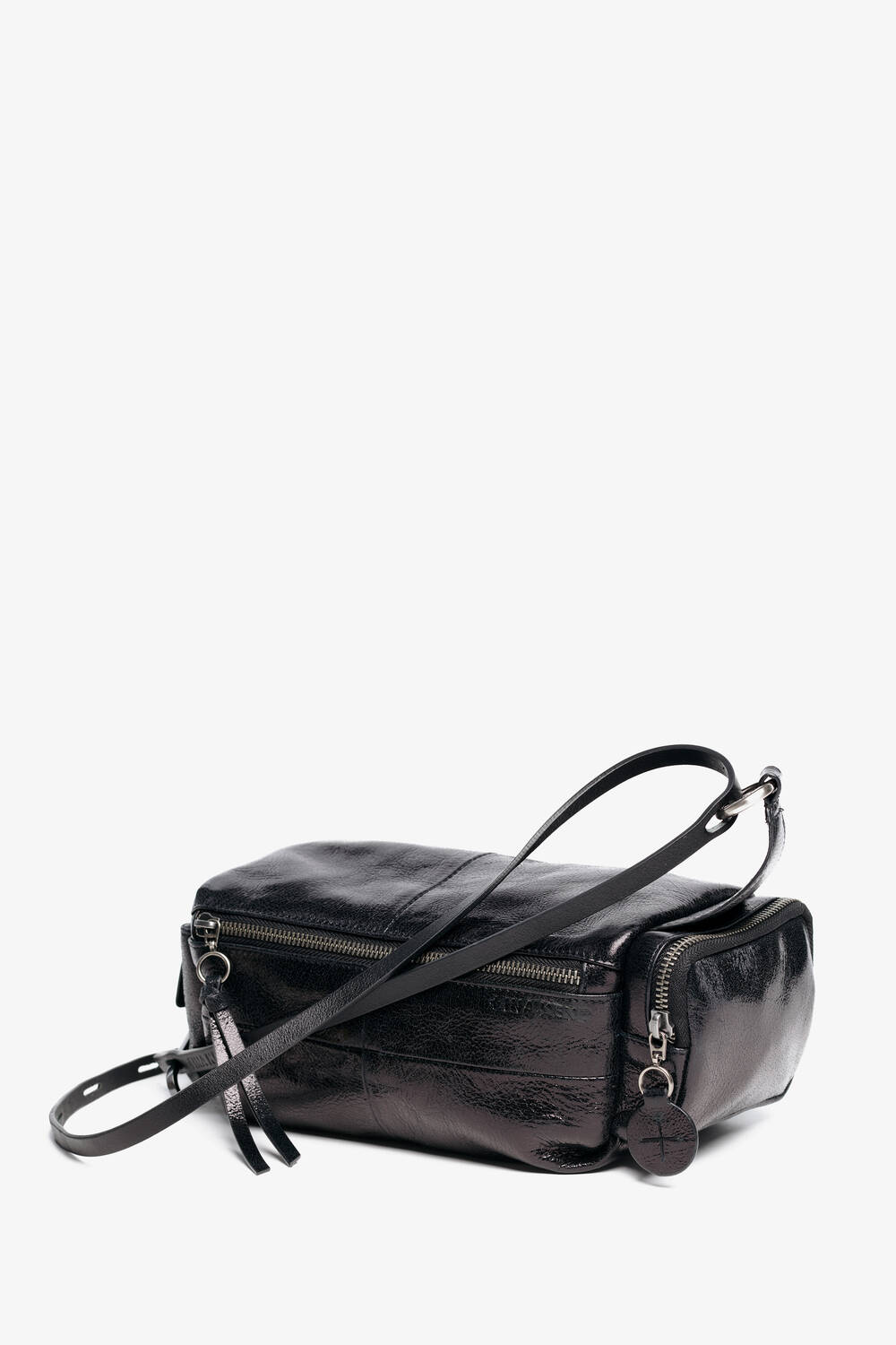 Eine schwarze Umhängetasche aus Leder von INA KENT mit Reißverschluss oben, Vordertasche und einem runden Schlüsselanhänger am Riemen, abgebildet auf weißem Hintergrund.