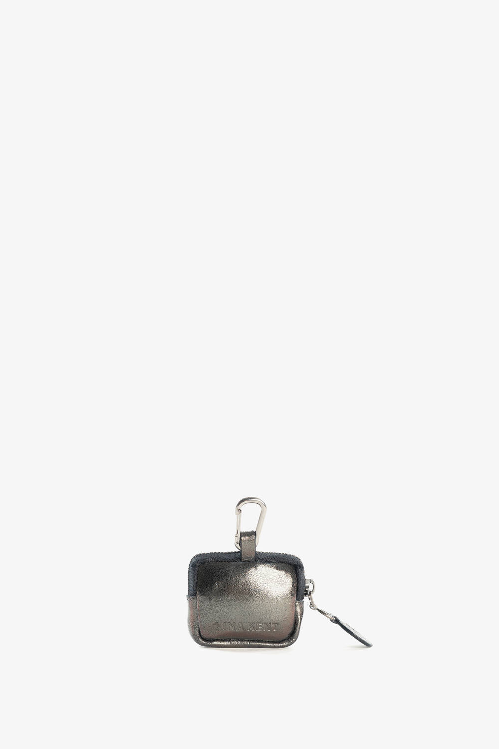 Ein metallisches AirPods-Etui von INA KENT mit Reißverschluss, Schlüsselring und Clip ist zentriert auf einem schlichten weißen Hintergrund abgebildet.