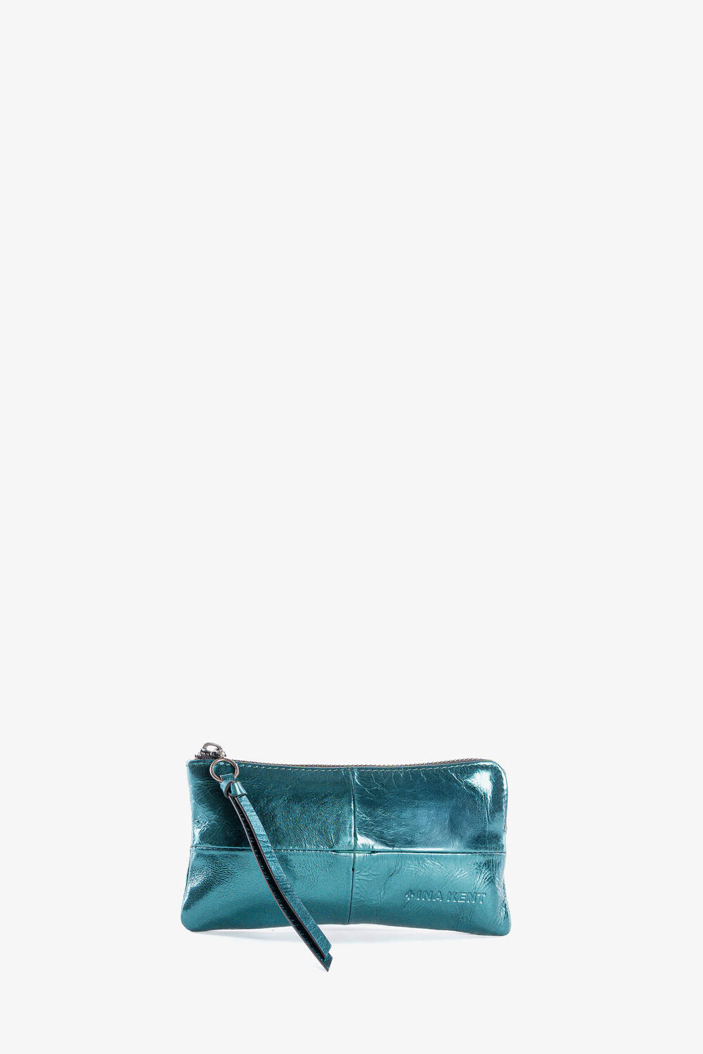 Eine kleine, rechteckige, glänzende INA KENT-Handgelenktasche aus blaugrünem Leder mit Reißverschluss und Handschlaufe vor einem schlichten weißen Hintergrund.