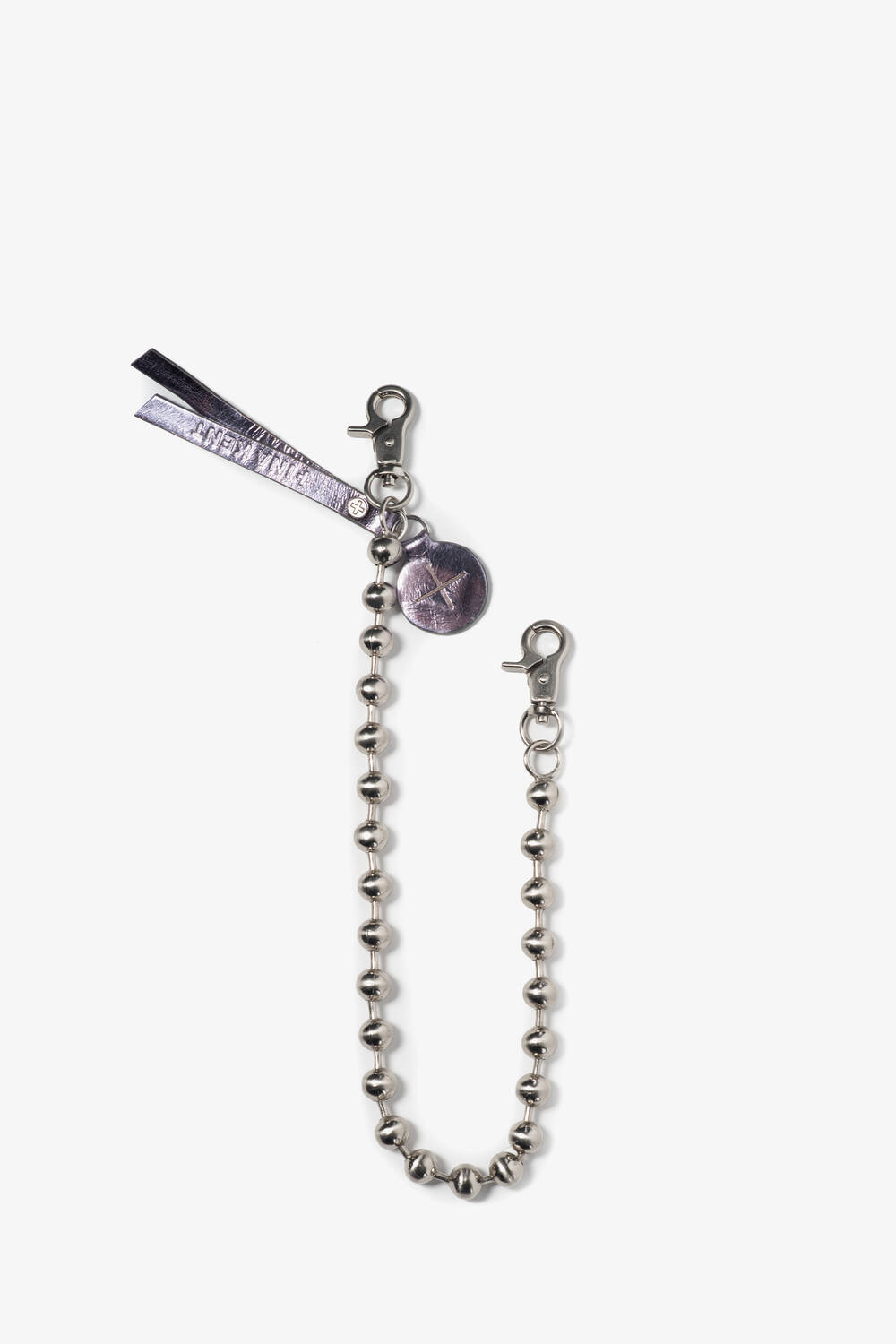 Silberkette bestehend aus Kugeln mit lila Lederanhänger