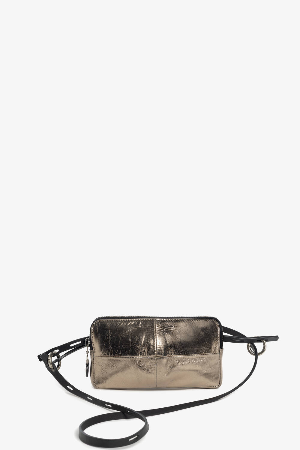 Metallisch-silberne, rechteckige INA KENT Umhängetasche mit schwarzem, verstellbarem Riemen, Reißverschluss und sichtbaren Nähten vor einem weißen Hintergrund.