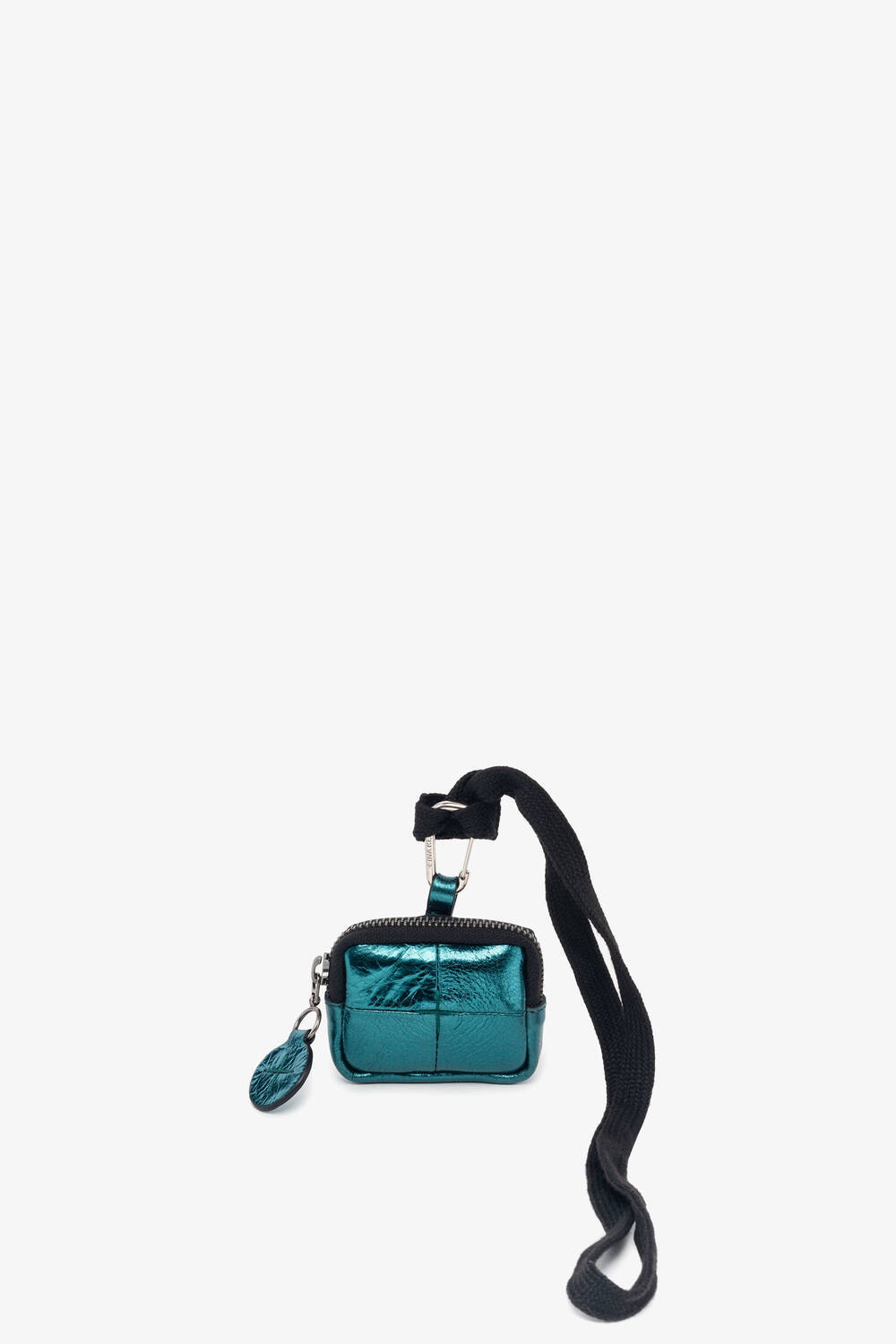 Kleines metallicfarbenes Etui mit Reißverschluss, befestigt an einem schwarzen Stoffband, abgebildet auf einem schlichten weißen Hintergrund - ein stilvolles Accessoire von INA KENT.