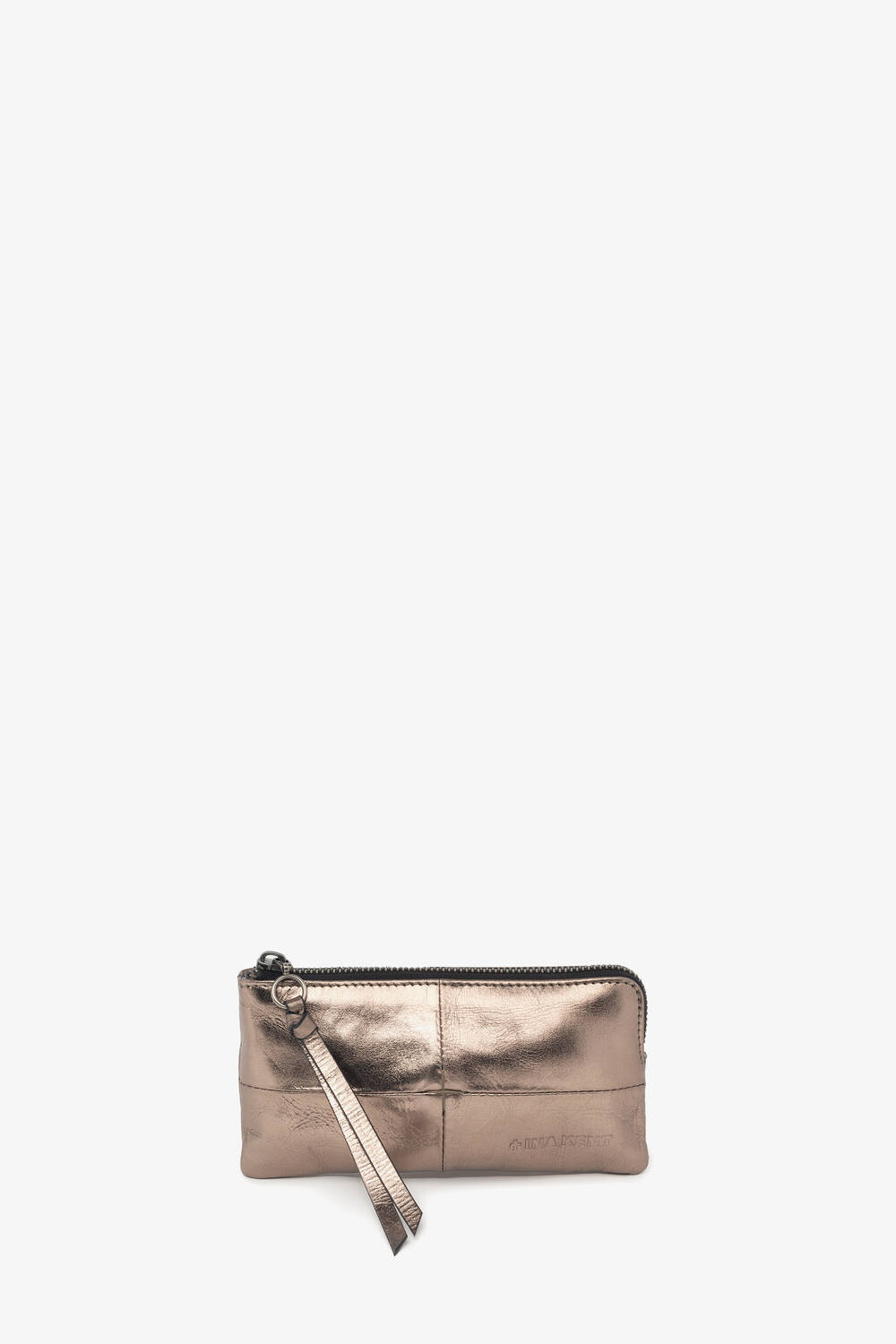 Eine INA KENT Metallic-Bronze-Reißverschluss-Armbandtasche mit Handgelenkschlaufe auf weißem Hintergrund.
