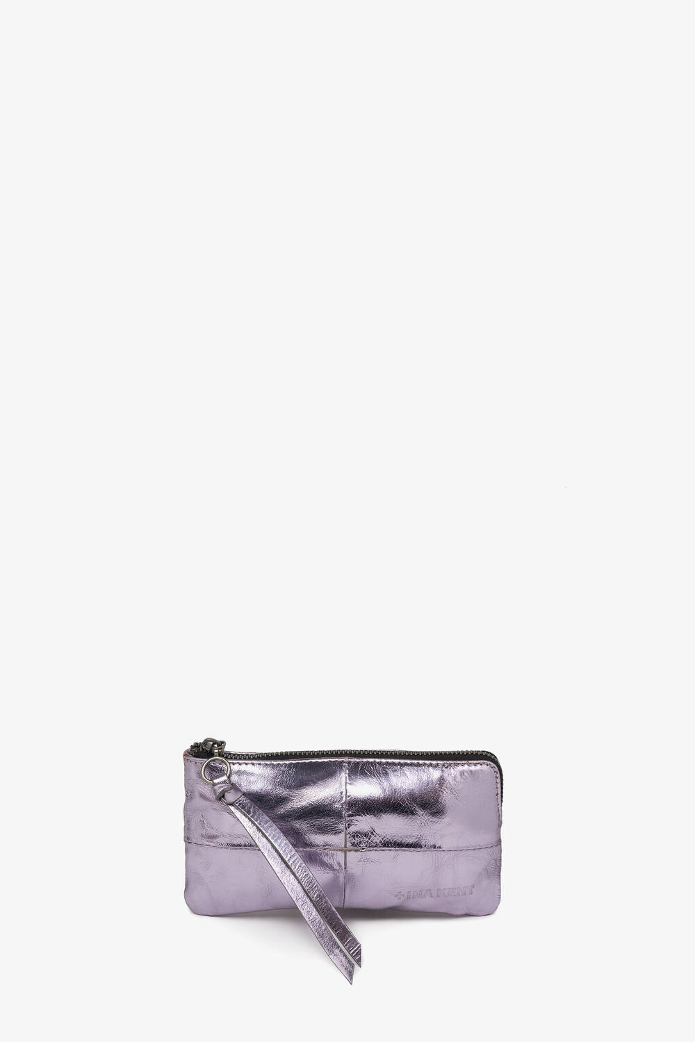 INA KENT lila Metallic-Brieftasche mit Reißverschluss und Handschlaufe auf weißem Hintergrund.