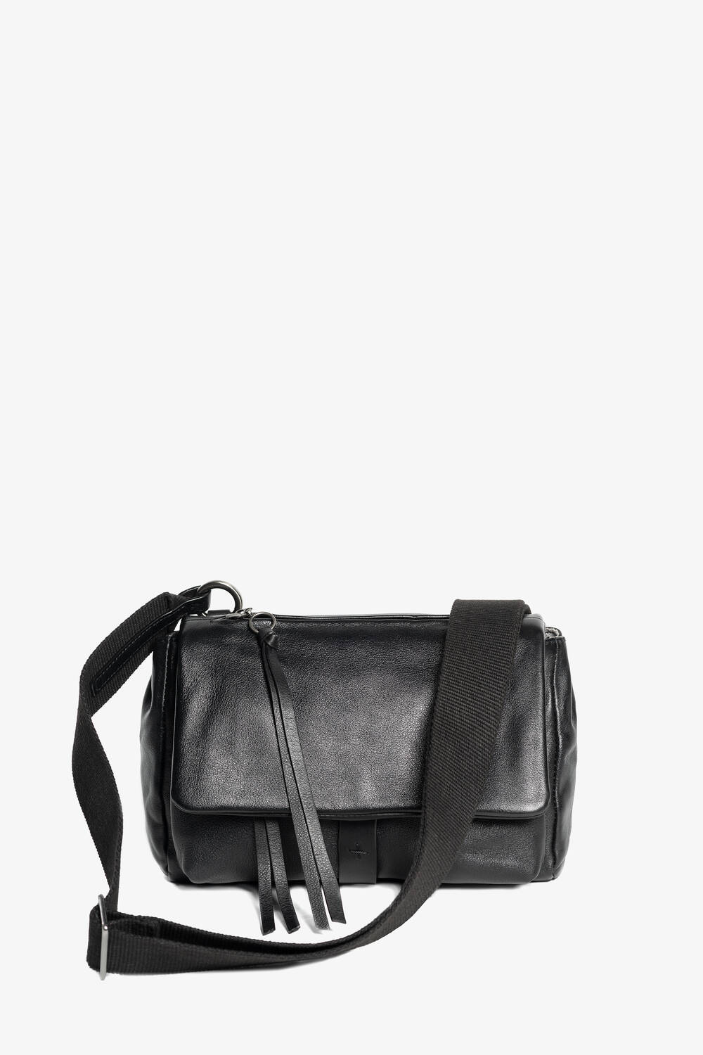 Eine INA KENT Tasche aus schwarzem Leder mit Überschlag, Reißverschluss und verstellbarem Schulterriemen aus schwarzem Stoff auf weißem Hintergrund.