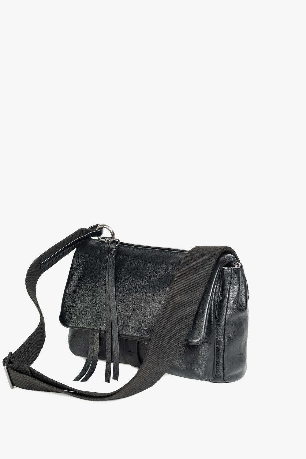 Schwarze INA KENT Ledertasche mit Überschlag, dekorativen Lederquasten und einem verstellbaren breiten Stoffriemen, fotografiert auf weißem Hintergrund.