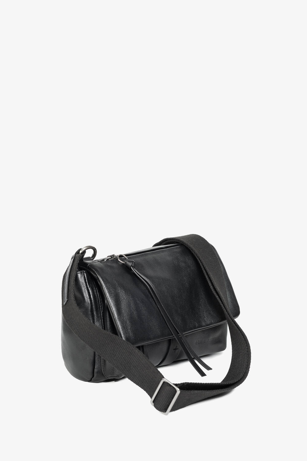 Eine INA KENT Kuriertasche aus schwarzem Leder mit einem breiten, verstellbaren Schulterriemen aus Stoff, einem Hauptfach mit Reißverschluss und einer Klappe auf der Vorderseite vor einem schlichten weißen Hintergrund.