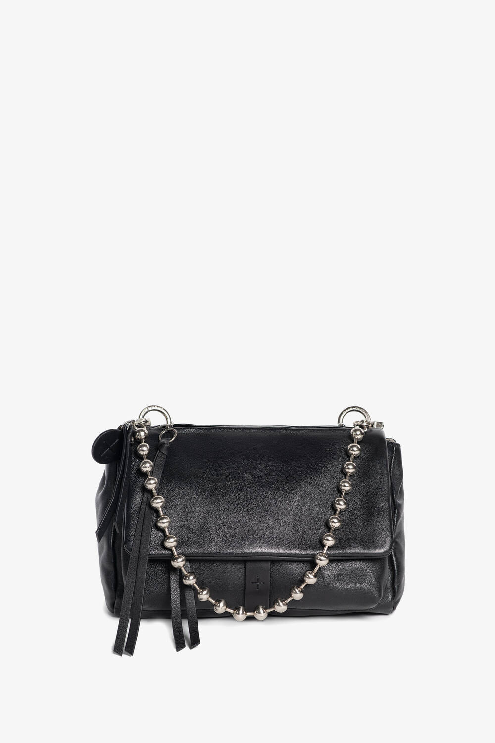 Die INA KENT Handtasche aus schwarzem Leder hat einen Klappverschluss, einen silbernen Kugelkettenriemen und dekorative Lederquasten auf einem schlichten weißen Hintergrund.