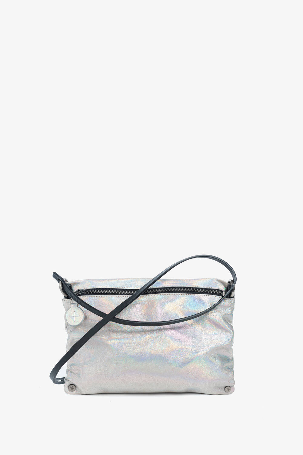 Eine kleine, rechteckige, silbern schillernde INA KENT Umhängetasche mit einem schwarzen, verstellbaren Riemen und einem Reißverschluss an der Oberseite, die vor einem schlichten weißen Hintergrund präsentiert wird.