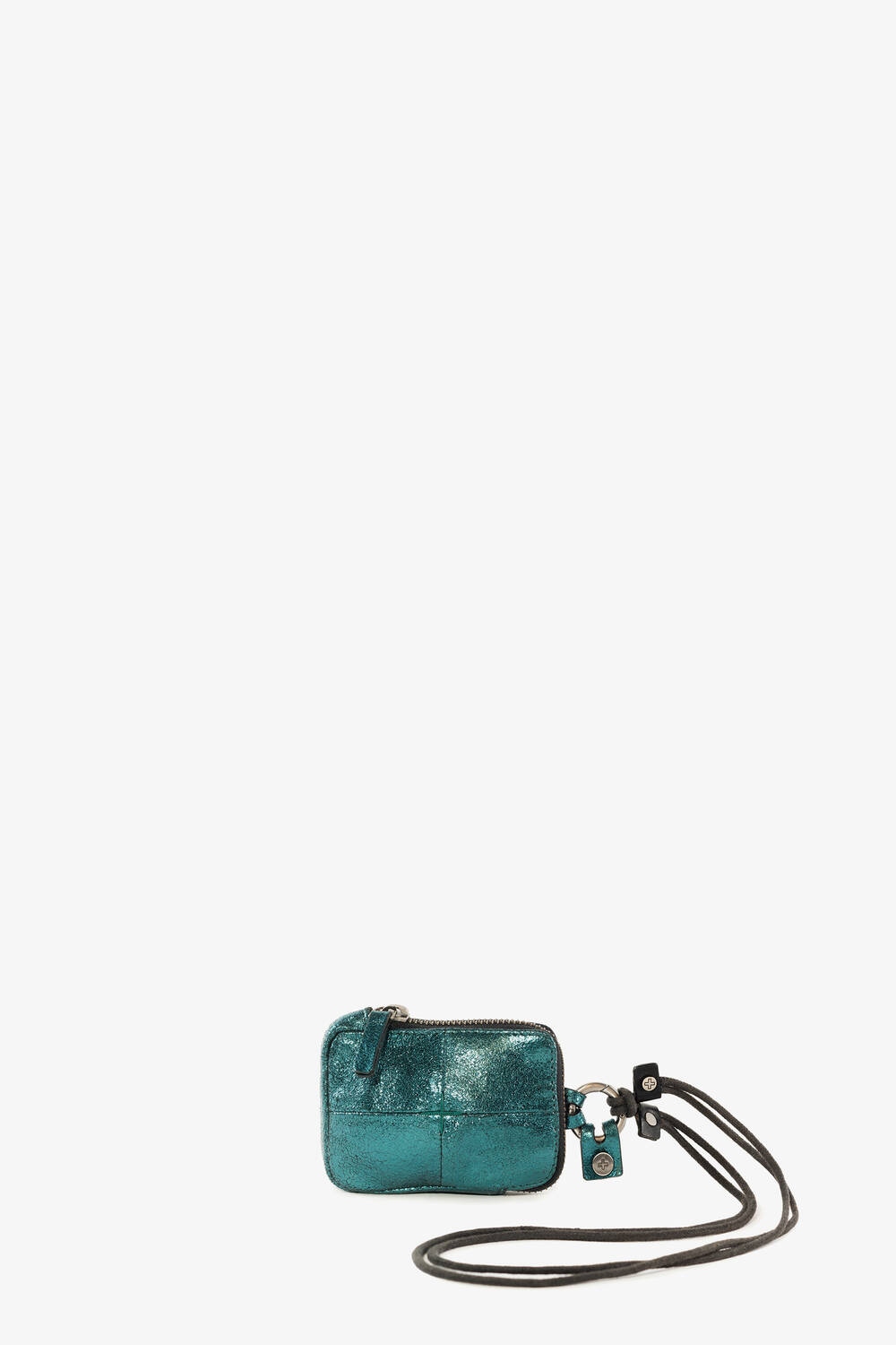 Eine kleine metallische Tasche mit Reißverschluss von INA KENT in Teal mit schwarzem Riemen und silbernen Beschlägen vor einem schlichten weißen Hintergrund.