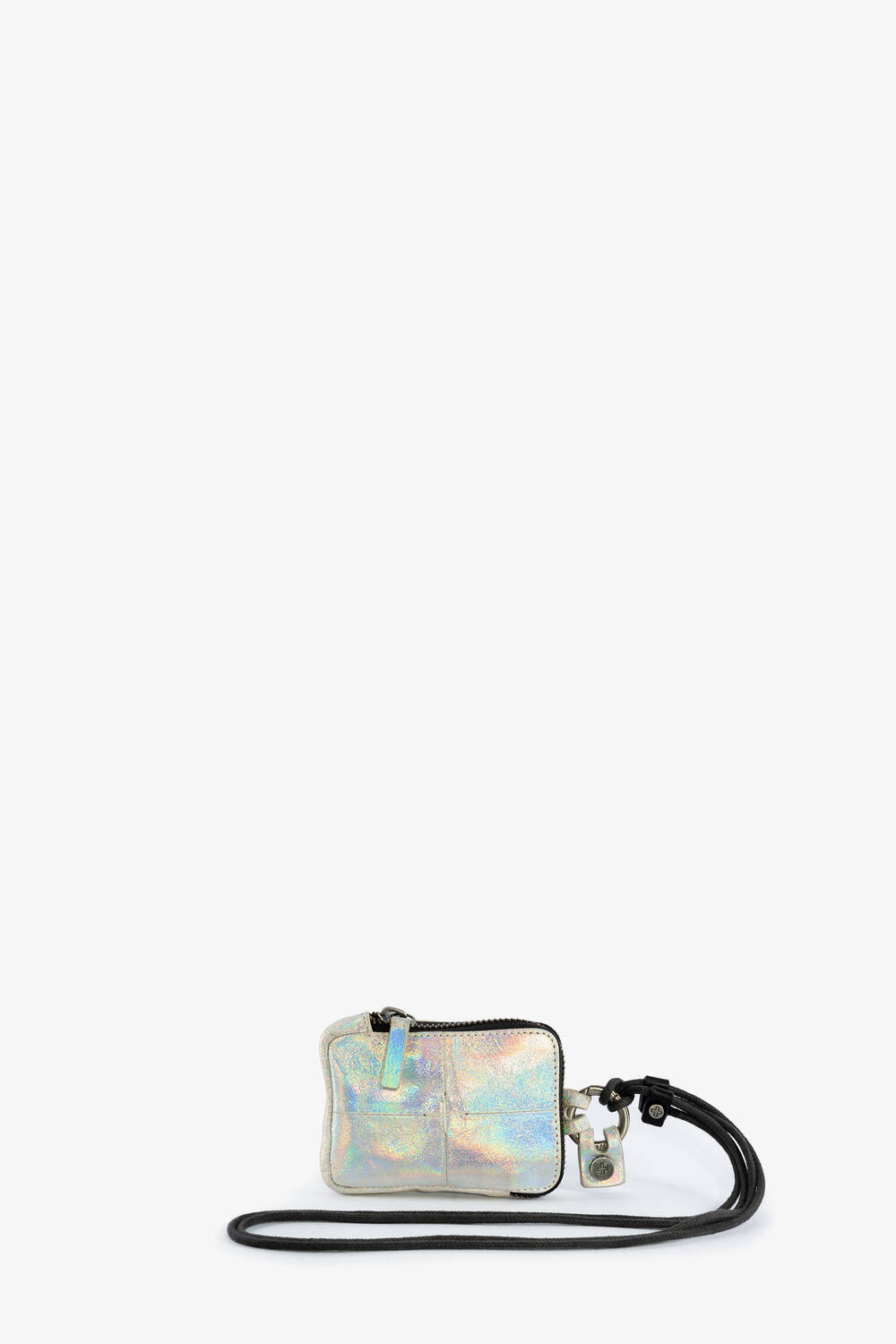 Kleiner irisierender Reißverschlussbeutel von INA KENT mit schwarzem Riemen, der vor einem schlichten weißen Hintergrund angebracht ist.