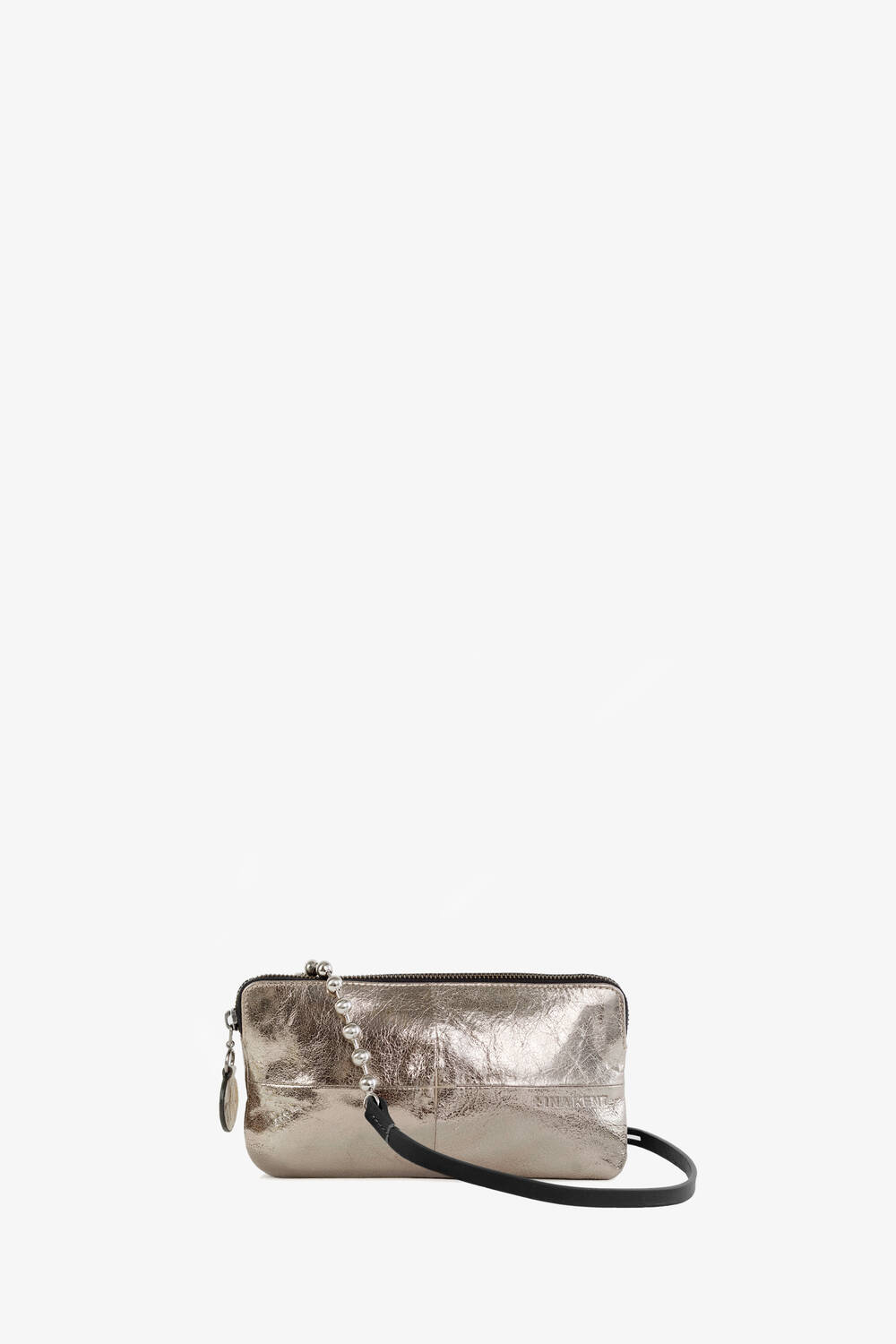 Rechteckige, silberfarbene INA KENT Clutch Bag mit Reißverschluss, schwarzem Riemen und Kettendetail auf weißem Hintergrund.