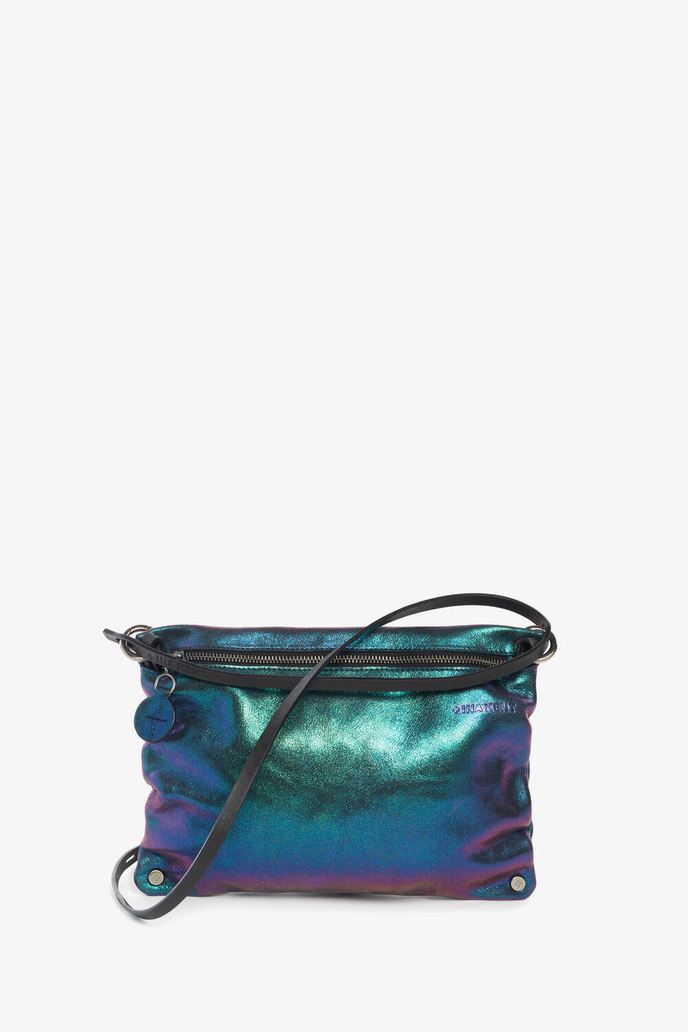 Eine kleine irisierende INA KENT Crossbody Bag mit Reißverschluss, schwarzem Riemen und Metallic-Finish wird vor einem schlichten weißen Hintergrund präsentiert.