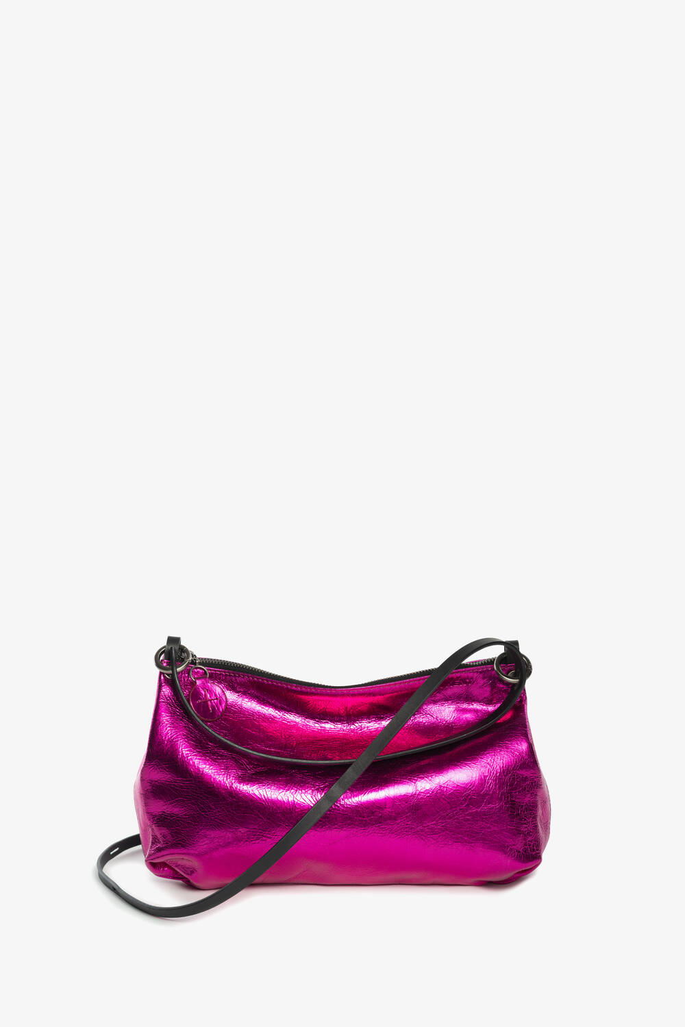 Eine kleine rosafarbene INA KENT-Umhängetasche mit schwarzem Riemen, die vor einem schlichten weißen Hintergrund präsentiert wird.