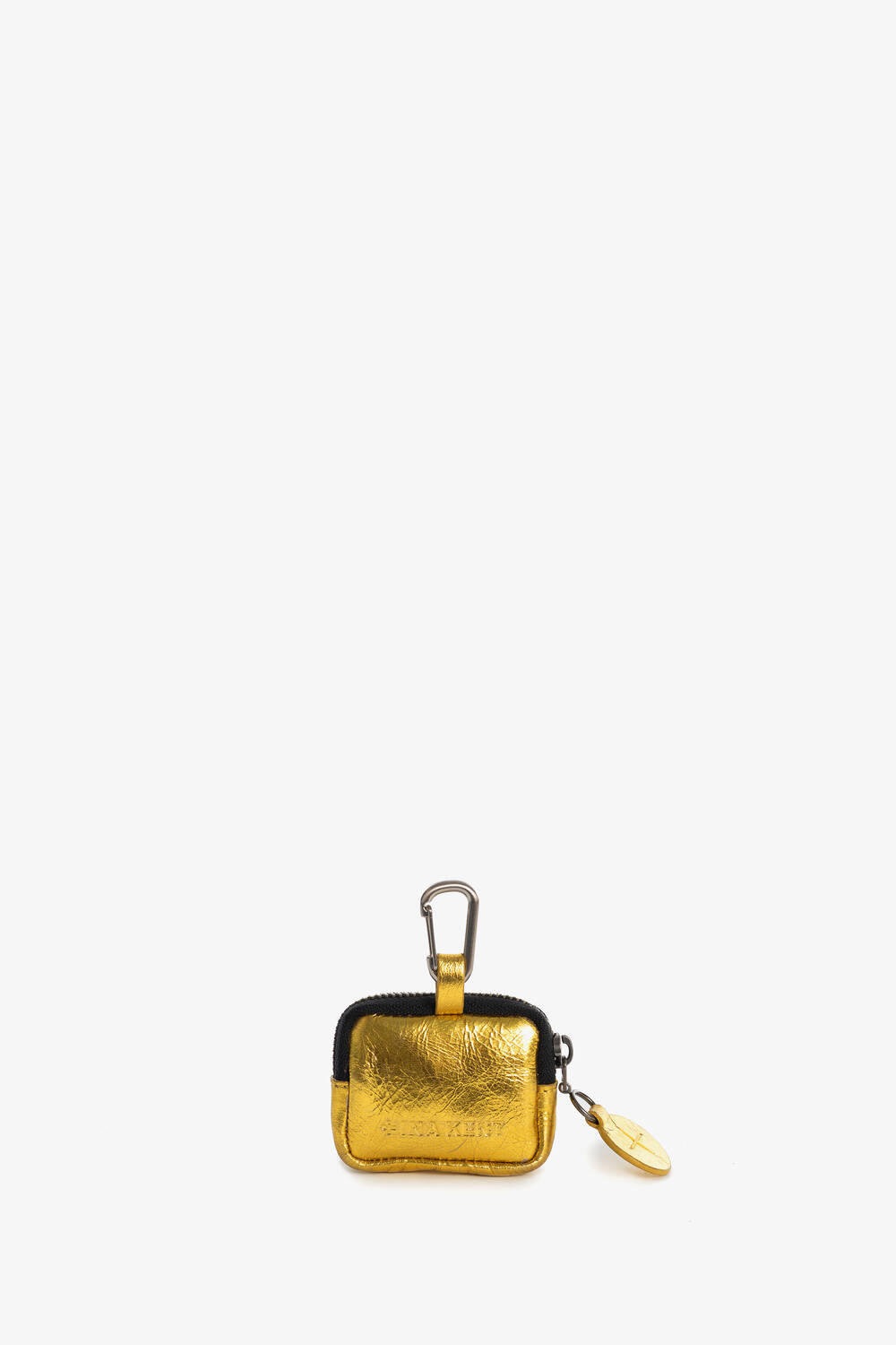 Kleines goldfarbenes und schwarzes Reißverschlussetui von INA KENT mit Verschluss und rundem Anhänger, das für kleine Gegenstände wie Ohrhörer oder Schlüssel gedacht ist.
