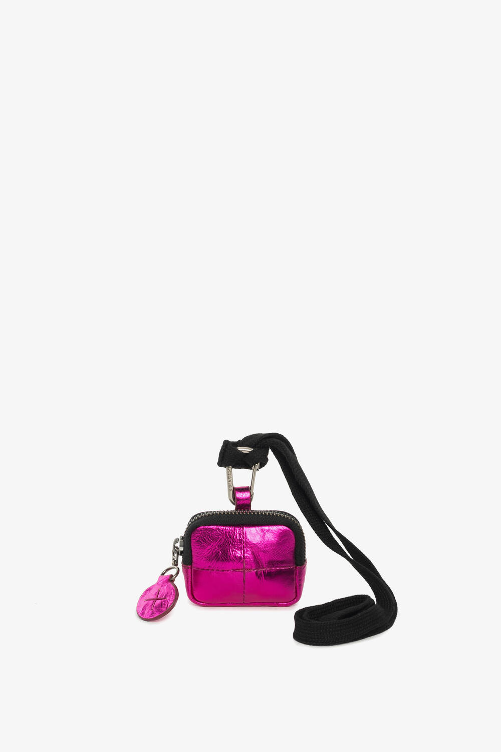 Eine kleine metallisch pinke INA KENT-Reißverschlusstasche mit einem passenden Schlüsselanhänger, der an einem schwarzen Schlüsselband befestigt ist, auf einem schlichten weißen Hintergrund.