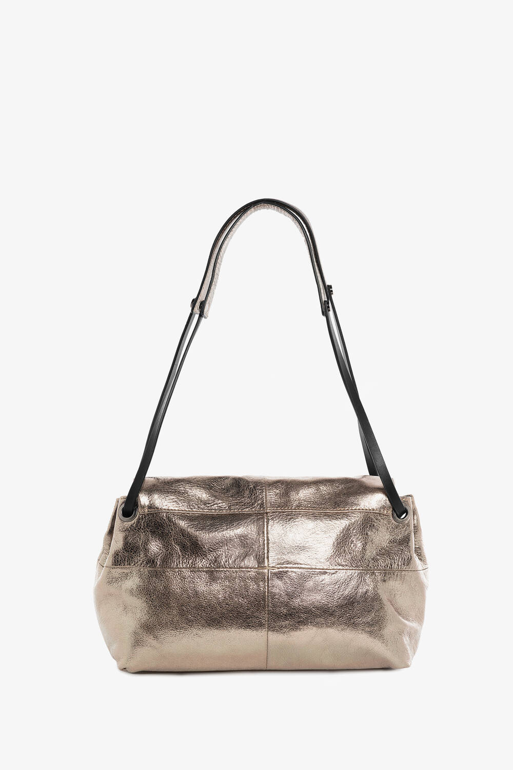 INA KENT Umhängetasche in Goldmetallic mit schwarzen Trägern, mit weicher, schlanker Struktur und minimalen Details auf weißem Hintergrund.