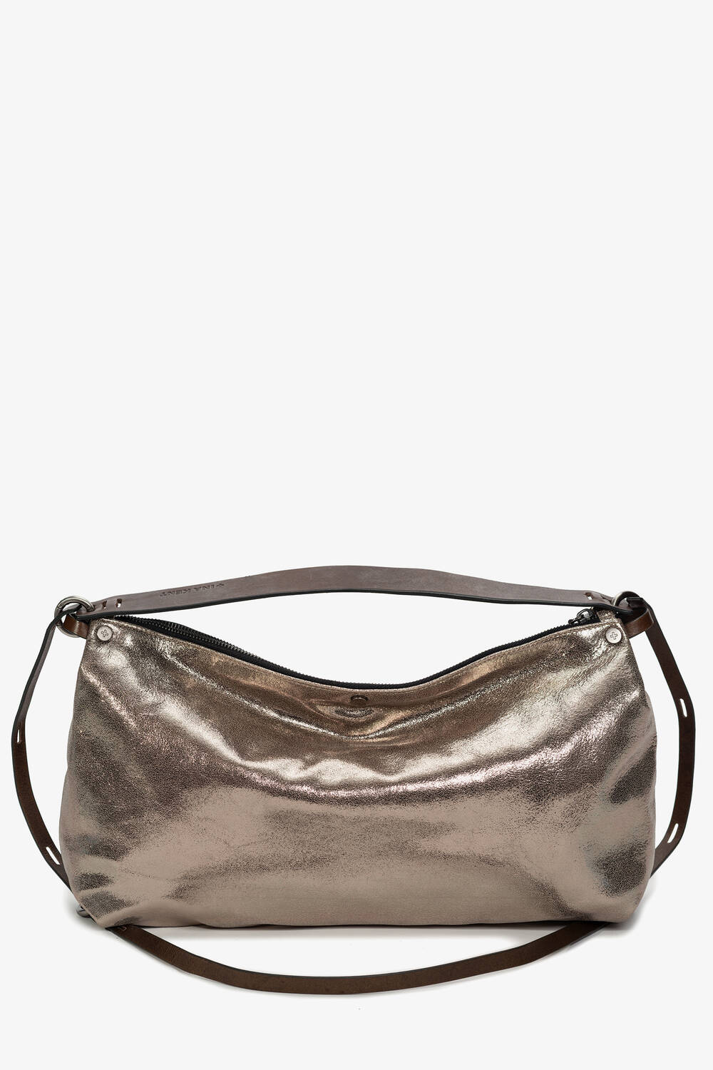 INA KENT Umhängetasche in Bronze-Metallic mit einfachem Reißverschluss und verstellbarem, dunkelbraunem Riemen auf weißem Hintergrund.