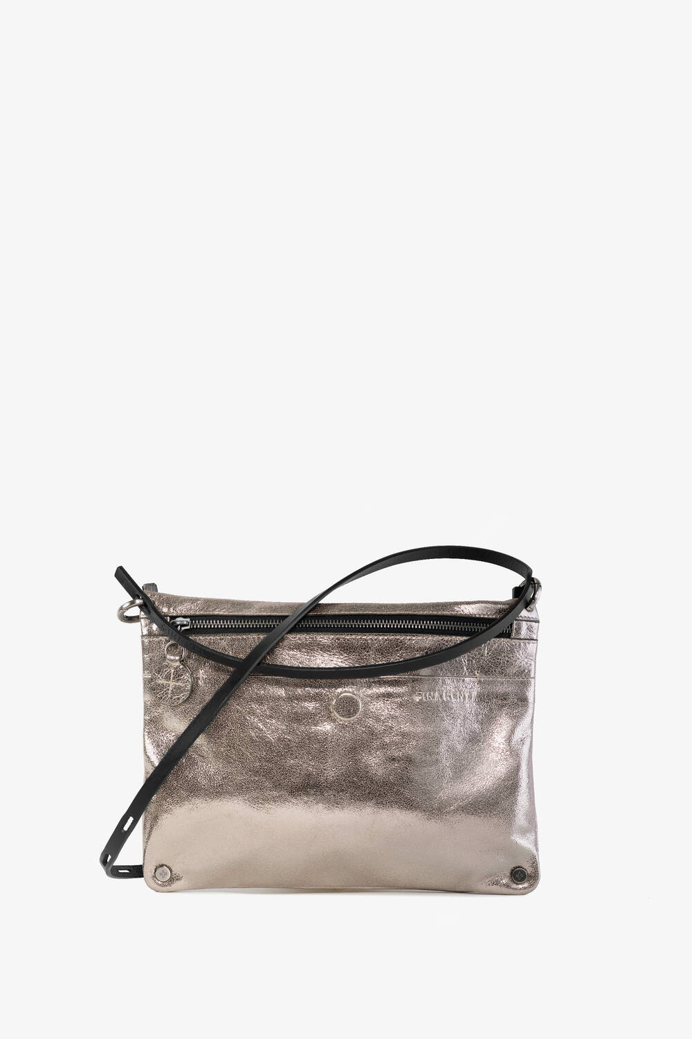 Eine silberfarbene INA KENT Umhängetasche mit Reißverschluss und verstellbarem schwarzem Riemen, fotografiert vor einem schlichten weißen Hintergrund.