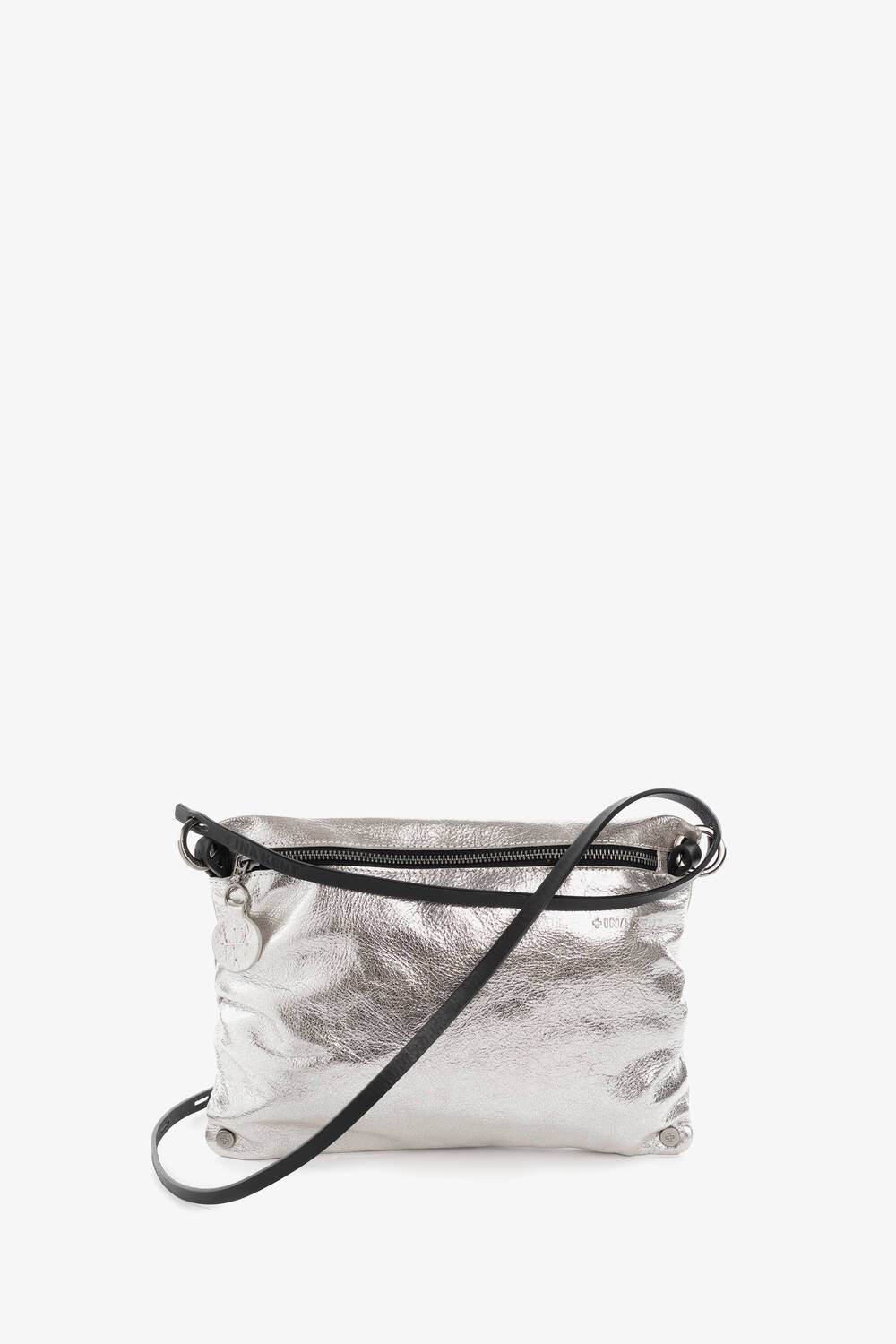 Eine INA KENT Metallic-Silber Crossbody Bag mit schwarzem Riemen und Reißverschluss vor einem schlichten weißen Hintergrund.
