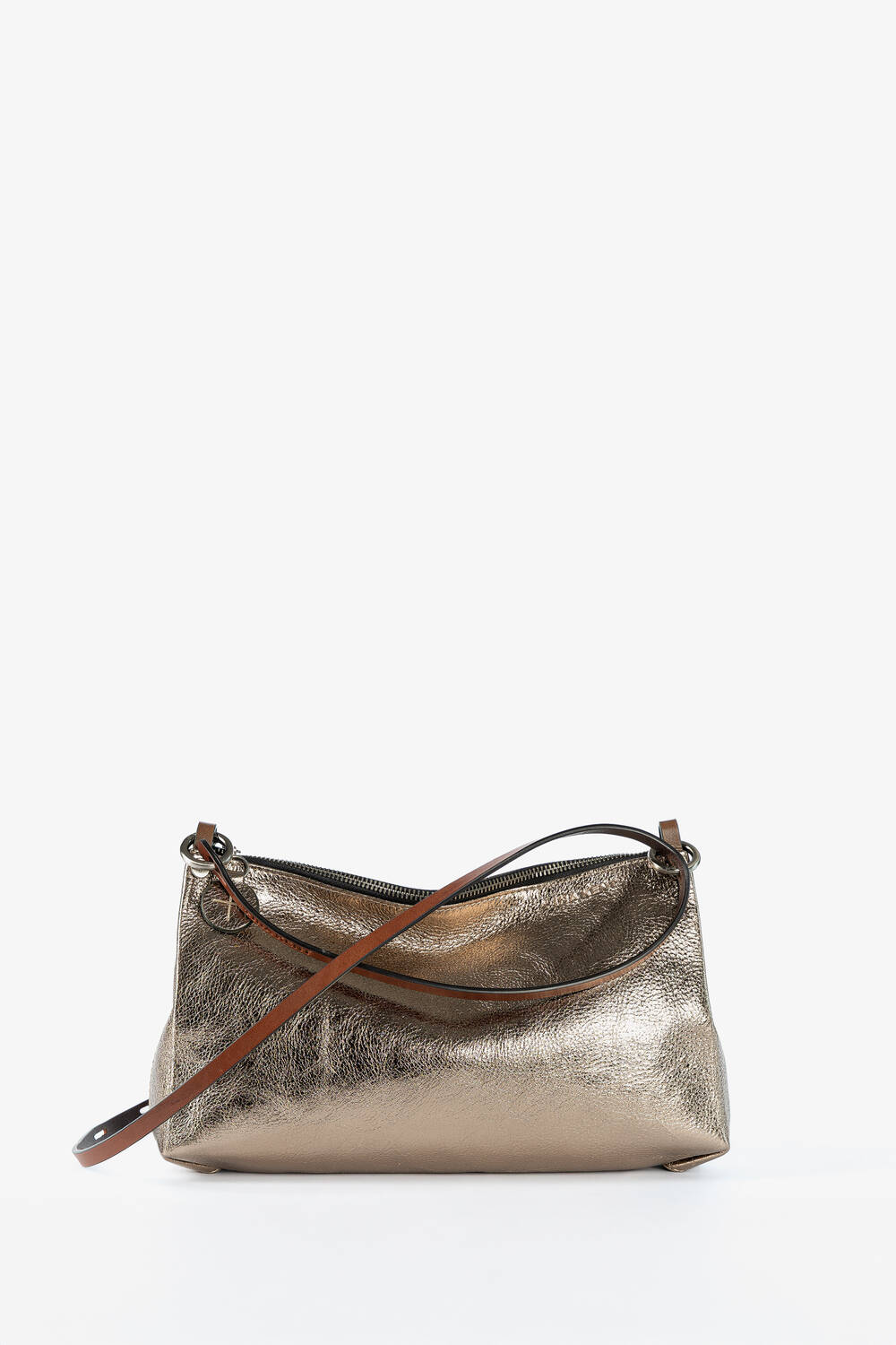 Eine Handtasche aus goldfarbenem Metallic-Leder von INA KENT mit Reißverschluss und einem dünnen, verstellbaren Schulterriemen auf weißem Hintergrund.