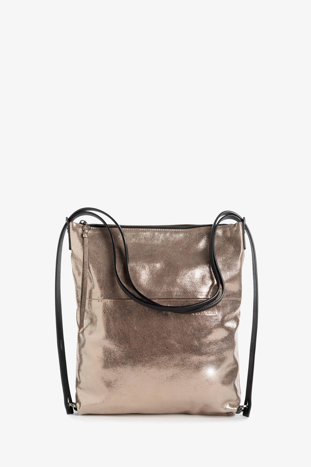 INA KENT Umhängetasche in Roségoldmetallic mit schwarzem, verstellbarem Riemen, Reißverschluss und einer sanft strukturierten, quadratischen Form auf weißem Hintergrund.