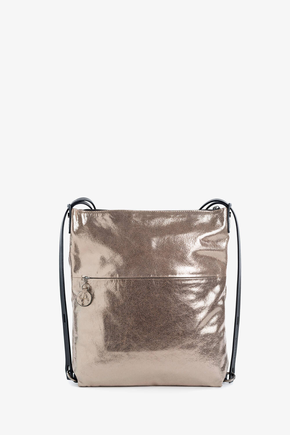 Quadratische Umhängetasche aus Metall von INA KENT mit Reißverschlussfach auf der Vorderseite, verstellbarem schwarzem Riemen und einem kleinen runden Anhänger am Reißverschluss.