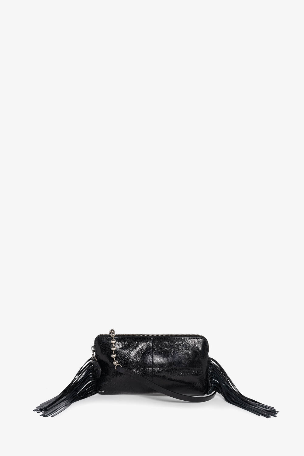 Eine INA KENT Crossbody Bag aus schwarzem Leder mit langem Riemen und Fransen auf jeder Seite, die vor einem schlichten weißen Hintergrund präsentiert wird.