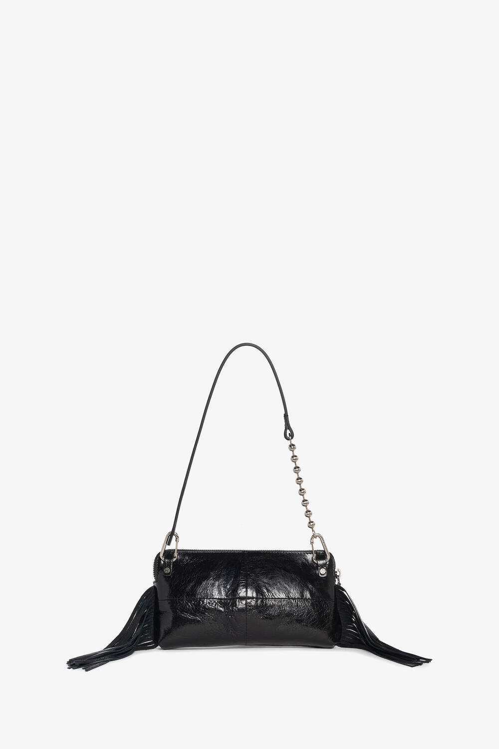 Schwarze Lederhandtasche INA KENT mit kurzem Schulterriemen, silberner Kette und dekorativen Quasten an beiden Enden auf weißem Hintergrund.