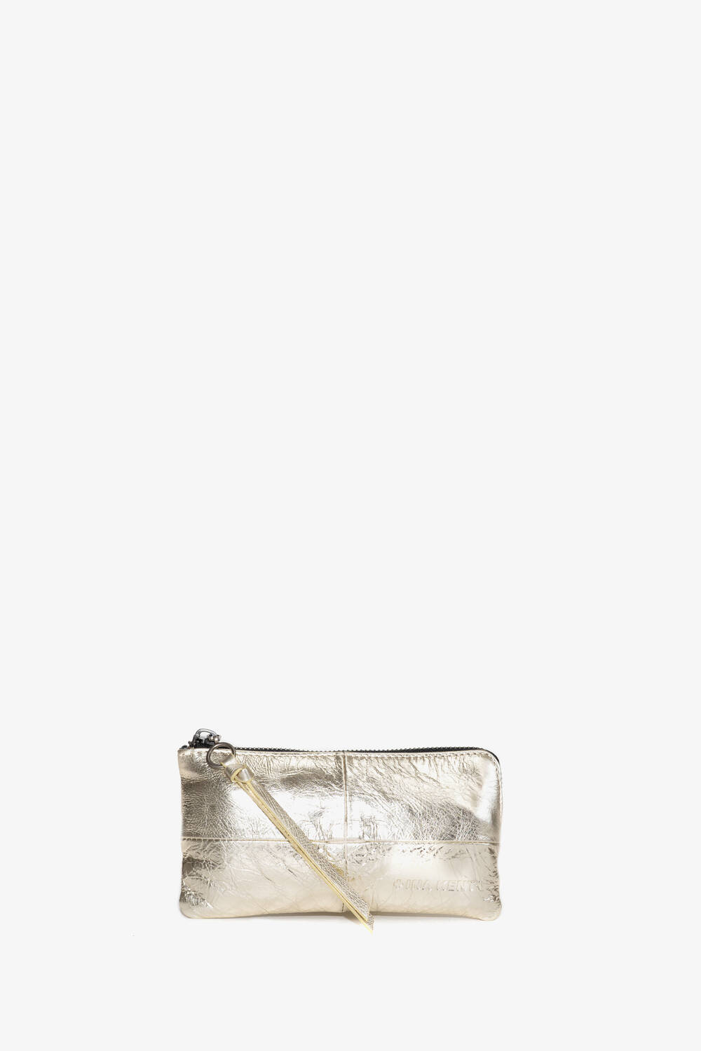 Eine kleine, metallisch-goldene Clutch mit Reißverschluss von INA KENT und Handgelenkriemen, präsentiert vor einem schlichten weißen Hintergrund.
