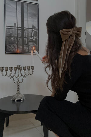 Shany Fraissler beim Anzünden der Chanukkia-Kerzen