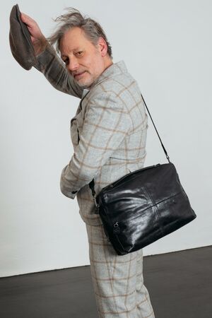 THE MILLER ed.1 aus pflanzlich gegerbtem Büffelleder, getragen als Crossbody Bag