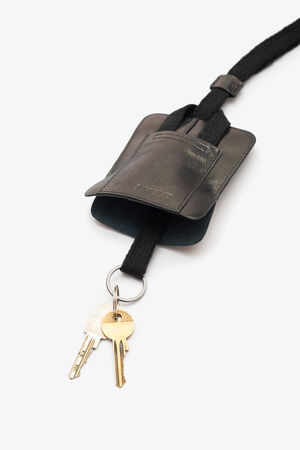 INA KENT Schlüsseletui aus Metallic Leder mit Außenfach KARLY ed.1 Detailansicht